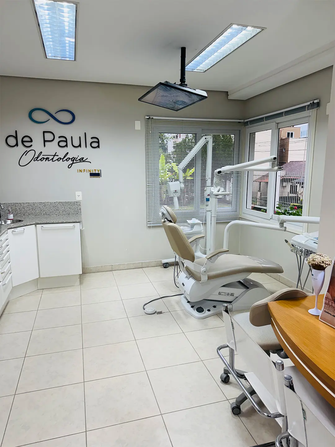 Consultório 2 da De Paula Odontologia com cadeira e equipamentos clínicos